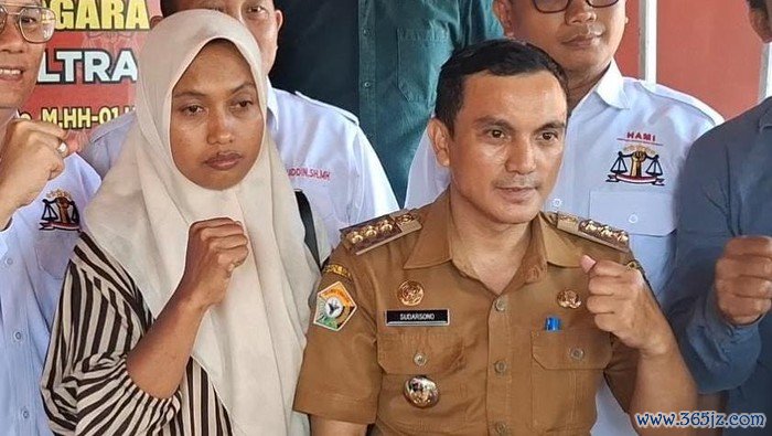 Camat Baito Sudarsono Mangidi Camat Baito Sudarsono Mangidi (kanan) dan guru honorer Supriyani.