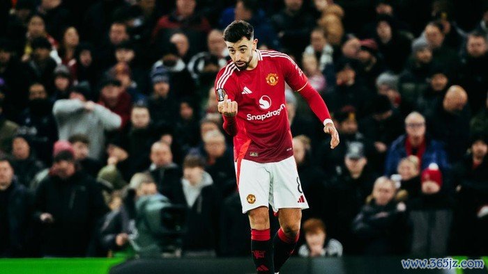 2187362484 MANCHESTER, ENGLAND - NOVEMBER 28: Bruno Fernandes of Manchester United reacts during the UEFA Europa League 2024/25 League Phase MD5 match between Manchester United and FK Bodo/Glimt at Old Trafford on November 28, 2024 in Manchester, England. (Photo by Ash Donelon/Manchester United via Getty Images)