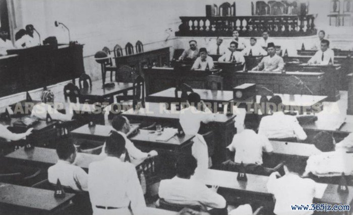 Sidang pertama Badan Penyelidik Usaha-Usaha Persiapan Kemerdekaan Indonesia (BPUPKI) pada 29 Mei-1 Juni 1945 di Gedung Chou Shangi In, yang kini dikenal sebagai Gedung Pancasila.Sidang ini membahas dasar negara. Sidang pertama Badan Penyelidik Usaha-Usaha Persiapan Kemerdekaan Indonesia (BPUPKI) pada 29 Mei-1 Juni 1945 di Gedung Chou Shangi In, yang kini dikenal sebagai Gedung Pancasila.Sidang ini membahas dasar negara.