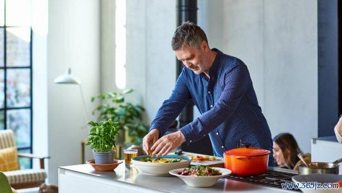 how to meka Man in his 50s dressing salad at home, making lunch, enjoyment, healthy lifestyles