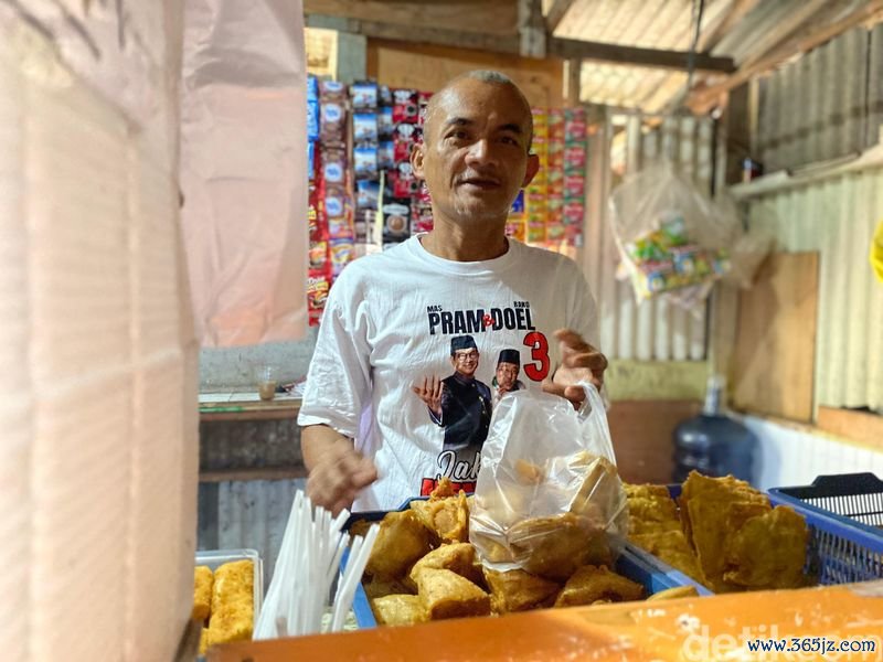 Warung tembok bolong Lariis! Warung Tembok Bolong di Belakang Mall Ini Jual 400 Gorengan