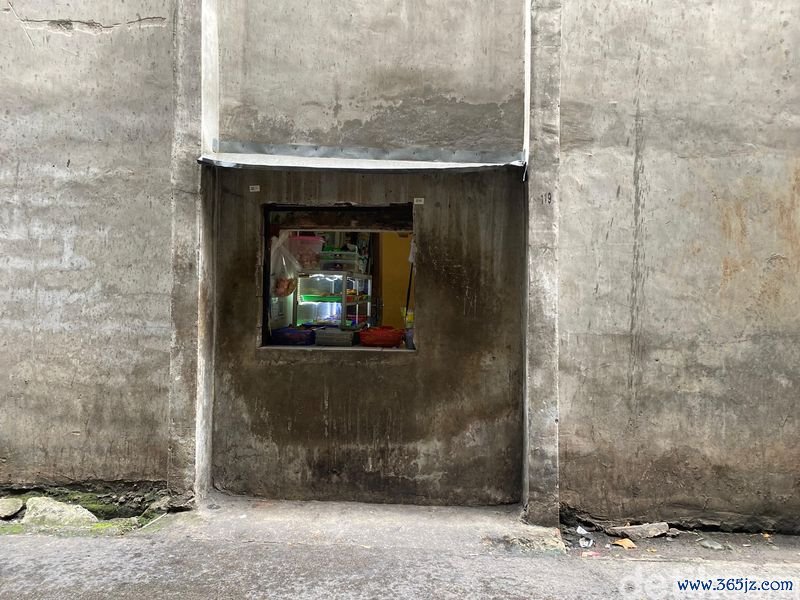 Warung tembok bolong Lariis! Warung Tembok Bolong di Belakang Mall Ini Jual 400 Gorengan