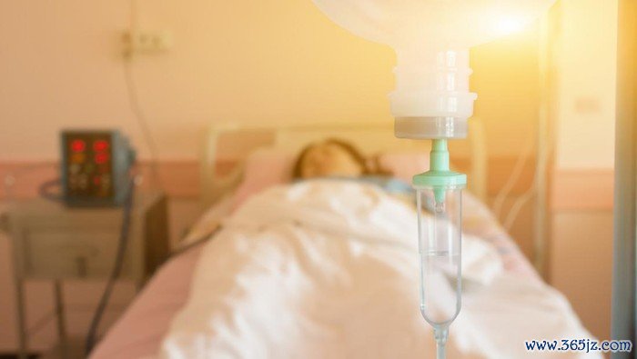 Ilustrasi Kisah Ainun yang Meninggal karena Leukemia Close up 0.9 % Normal saline solution or sodium chloride drip for patient and infusion pump at Emergency ,operating room in hospital by doctor,Medical corridor concept,with copy space ,vintage color